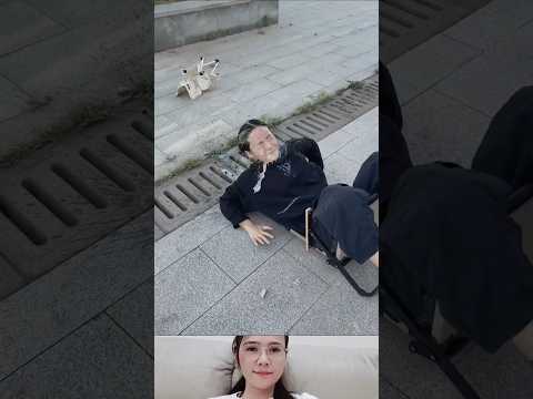 저 두 의자가 그녀에게 해를 끼쳤다. #웃긴영상 #ショート動画 #おすすめ #バズる #面白い  #웃긴영상 #한국쇼츠 #유머 #짧은영상 thumbnail