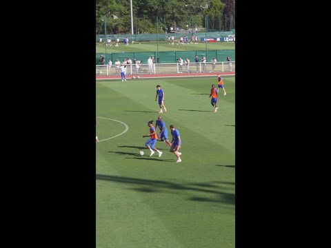 ¡ES UN TORBELLINO! REGATE DE ENSUEÑO de Michael Olise en el entrenamiento de Francia thumbnail