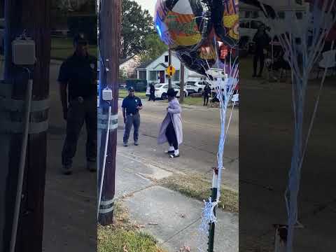 El vecino está impactado por este moonwalk ? thumbnail