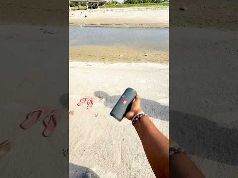 Flip6 water speaker bass JBL jumping test try￼ thumbnail