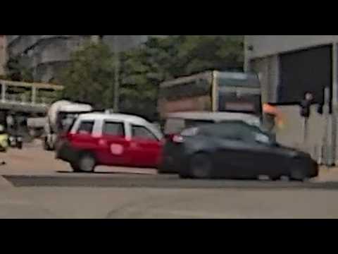 車CAM直擊 - 啟祥道 貨Van衝紅燈三車相撞 救護車極速到場 thumbnail
