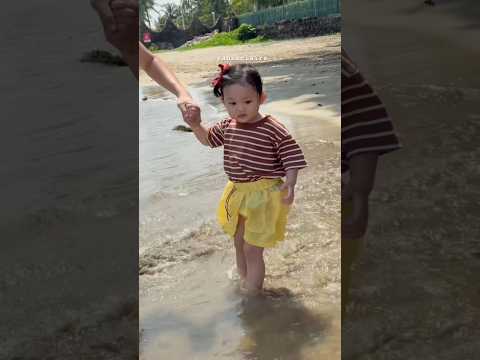 AKHIRNYA DEDE PIUW MAU MAIN DI AIR! 🏖️ #piuwfamily #funny #familychannel #familyvideo #familyvlog thumbnail