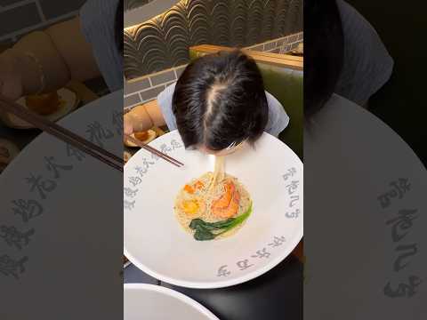 你見過用這麼大的碗吃麵嗎？ thumbnail