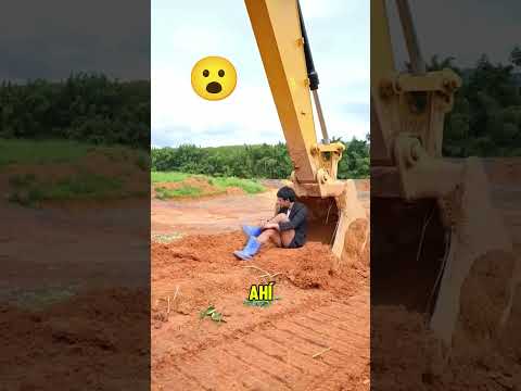 ¡El hombre se sentó en nuestra tierra! 😠🧍‍♂️ thumbnail