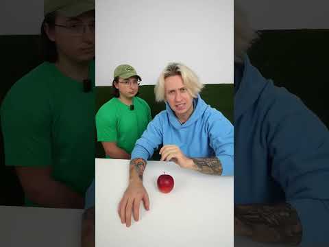 On rozrywa jabłko na pół 🍎 thumbnail
