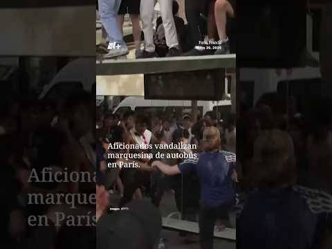 Aficionados vandalizan marquesina de autobús en París thumbnail