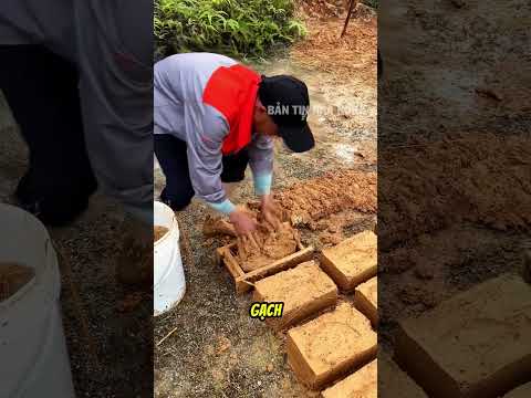 Bác nông dân tự đúc gạch từ bùn và rơm để xây nhà thumbnail