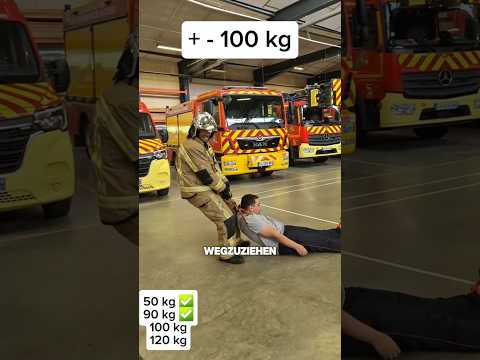 So tragen Feuerwehrmänner 50,90,100 & 120Kg weg 🤯 #shorts thumbnail