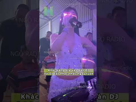 Khác văng bia vào bàn DJ nữ DJ tắt nhạc nhắc ngay luôn thumbnail