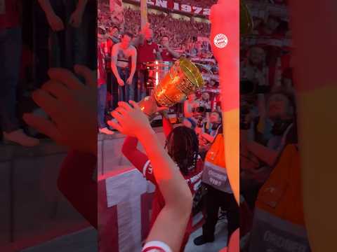 Finally a Michael Olise trophy lift 🥶🙌🏆 thumbnail