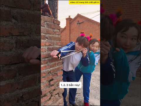 Hai em nghịch ngợm lấy đồ ăn của bà lão #shorts thumbnail