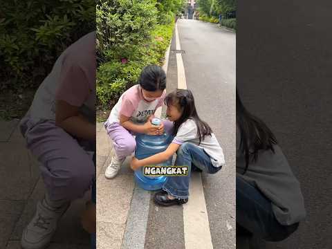 Bocil Ini Ngangkat Galon Pakai Kayu… Endingnya Bikin Ngakak! ? thumbnail