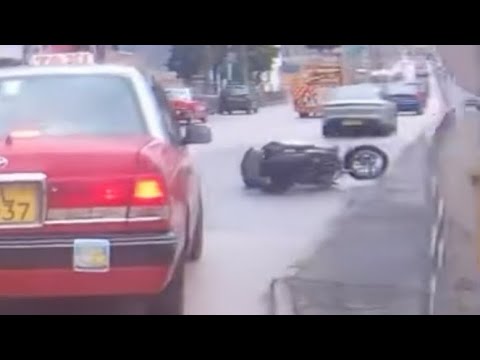 車CAM直擊 - 天雨路滑！小心駕駛！用條好啲嘅車胎！電單車轉彎派牌自炒  thumbnail