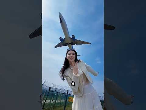 Cette fille voyage dans le monde entier pour se prendre en photo 🤩🌎 thumbnail