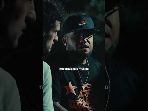 Incontriamo un ex criminale nelle favelas #shorts thumbnail