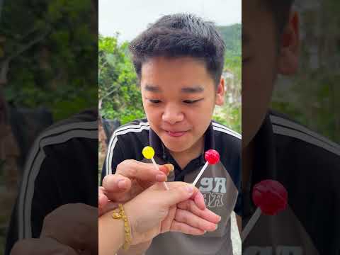 Cô bé ngoan ngoãn ăn kẹo cầu vồng và uống Coca-Cola rất ngon miệng. #vui #kẹo #thứcăn #dễthương thumbnail