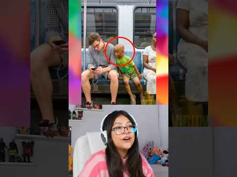 NIÑO POBRE QUIERE VER CELULAR EN TREN @VIRUMproduction #curiosidades #humor thumbnail