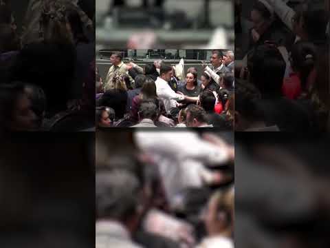 El diputado Zenyazen Escobar retó a golpes al priista Carlos Mancilla | #Shorts | Nacho Lozano thumbnail