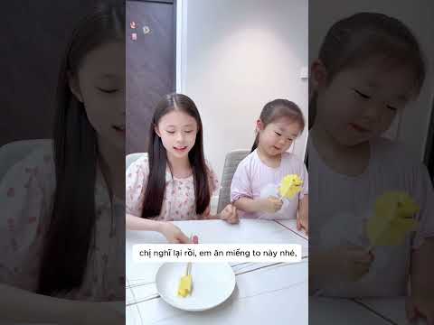 khi chị gái tham lam dành đồ ăn với tí hon thumbnail