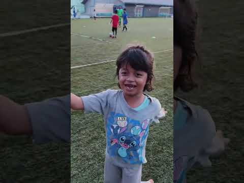 Mama Kaget Dedek Lmpar Rumput Teman Ara Lg Ltihan Sepak Bola. Jgn Bs Marah Coach Ganggu Penonton?‍♀️ thumbnail