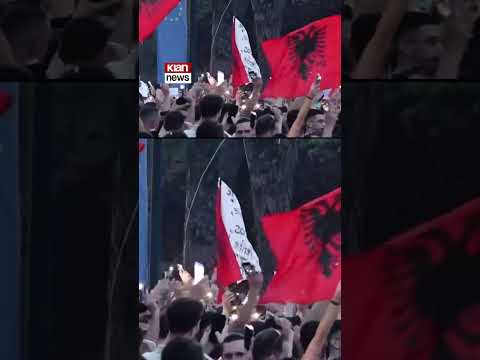 Protesta për Zvërnecin para Kryeministrisë, protestuesit ndezin blicat e telefonëve thumbnail
