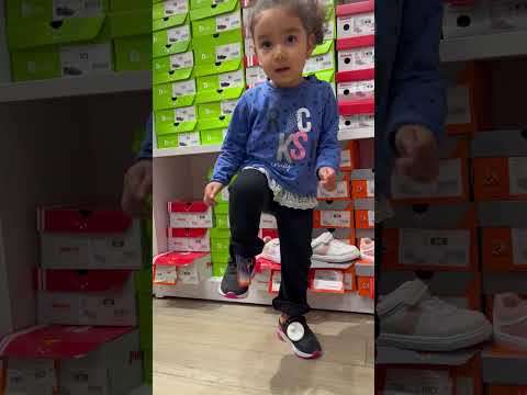 Bu ayakkabının ışıklarını niye yanmıyor diye sinirlendi😂 #aboneolmayiunutmayin #kesfeteyyiz #funny thumbnail