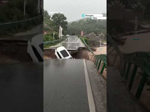 Car falls into fast-flowing river as bridge collapse in China thumbnail