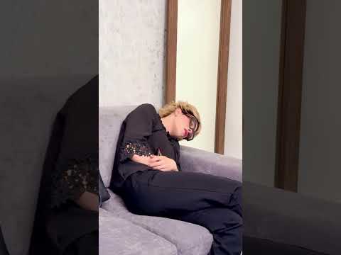 como cuando tu abuela se queda dormida y le haces una broma #shorts #humor #comedia #parati thumbnail