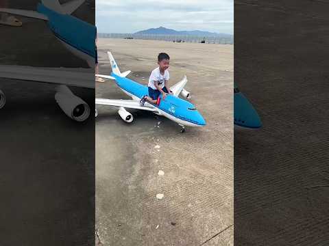 ¡Se Sentó en un Avión en Vuelo… ¡DE LOCOS! 😱✈️ thumbnail