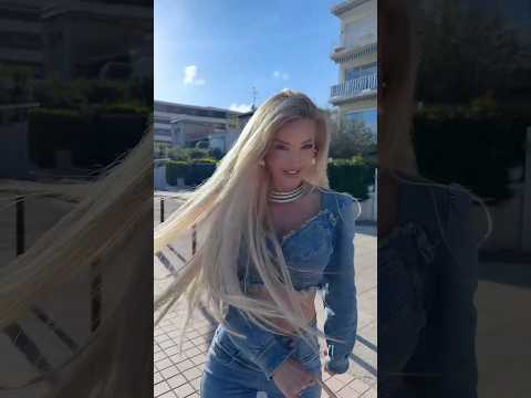 Même au bord de mer, toujours en talons 👠⛱️☀️ thumbnail