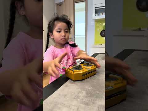 SH - Em gái nhỏ tìm điều khiển cho chị || Kind little girl, find remote for my sister #shorts thumbnail