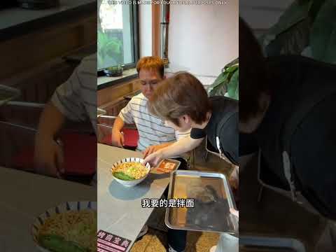أطرف نادل في المطعم ? thumbnail
