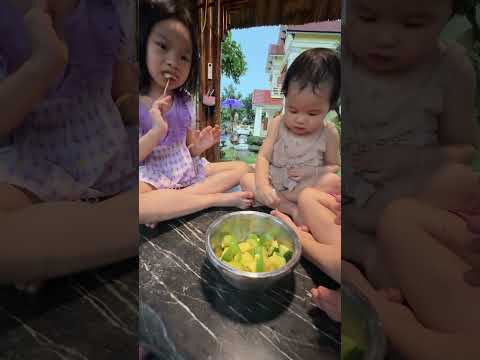 Cô yến làm xoài cho 3 cháu thumbnail