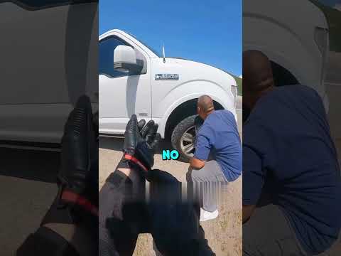 Un motociclista salvó un auto de un incendio? #bike #moto #bikelife thumbnail