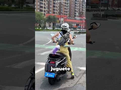 Ella añadió ESTO a su scooter... y todo cambió 😳🛵 thumbnail