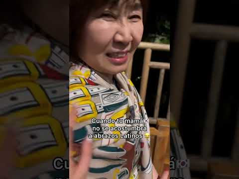 Cuando tu mamá 🇰🇷 aún NO se acostumbra a los ABRAZOS LATINOS thumbnail