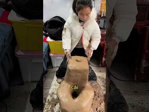 Cô bé xây bồn cầu bằng đất 😂 thumbnail