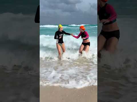 Mi amiga y yo yendo a la PLAYA por paz y tranquilidad thumbnail