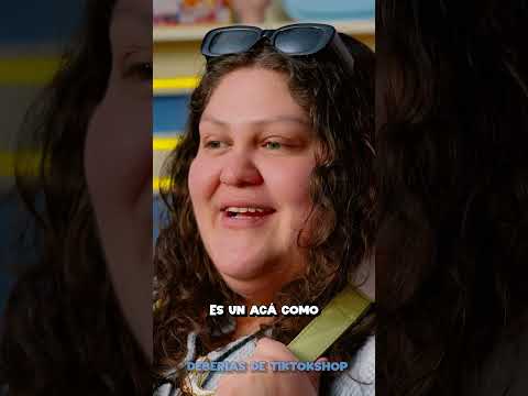 Un masajeador de cuello #podcast #deberiasde #slobotzky #karlacamacho #masaje #comedia #shorts thumbnail