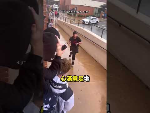 他每天衝去下一堂課，結果莫名爆紅！🏃‍➡️😆 thumbnail