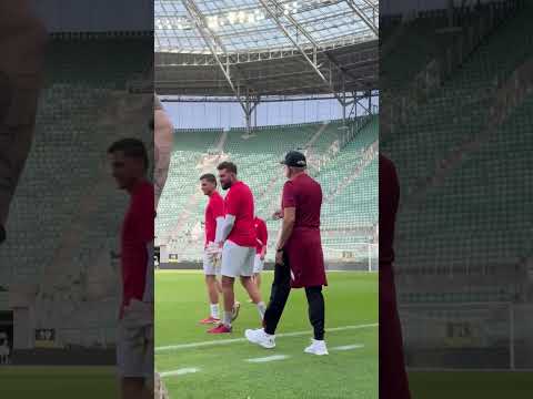 NAWAŁKA TRENUJE POLAKÓW PRZED MECZEM Z RESZTĄ ŚWIATA! #SHORTS thumbnail
