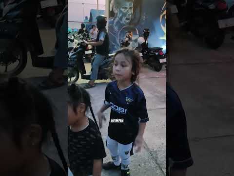 Mama Ara Kaget Dedek Kecil Mw Nangis Turun Dr Mobil Papa Sendalnya Diumpetin. Jgn Jail Sm Teman ?? thumbnail