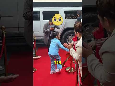 ¡La chica famosa tropezó con la alfombra! 😳 thumbnail