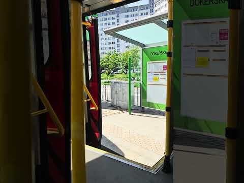 Wrocław Tram - doors closing @ Dokerska thumbnail