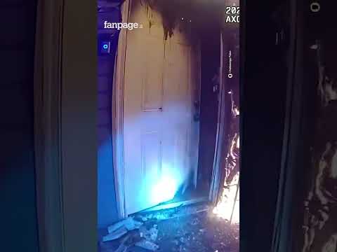 Poliziotto entra in una casa in fiamme e salva due bambini e la loro madre: le immagini dalla bodyca thumbnail