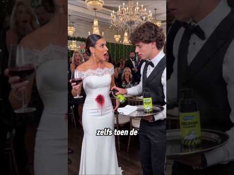 Deze ober maakte de jurk schoon met een soort schuim 😲 thumbnail