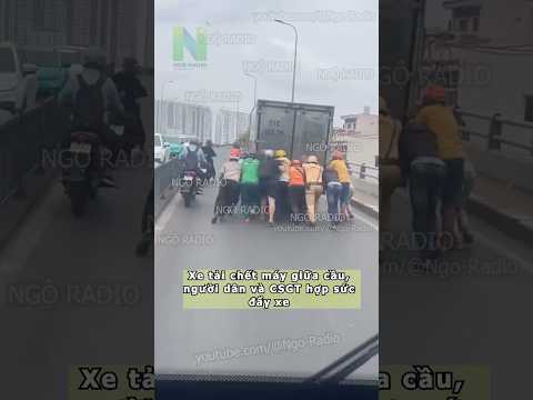 Xe tải chết máy giữa cầu, người dân và CSGT hợp sức đẩy xe thumbnail