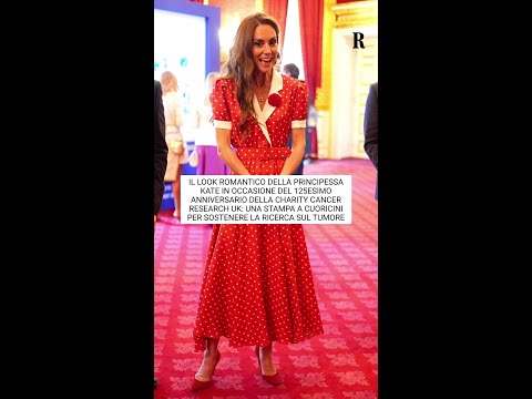 Il look romantico della principessa Kate: una stampa a cuoricini per sostenere la ricerca sul cancro thumbnail