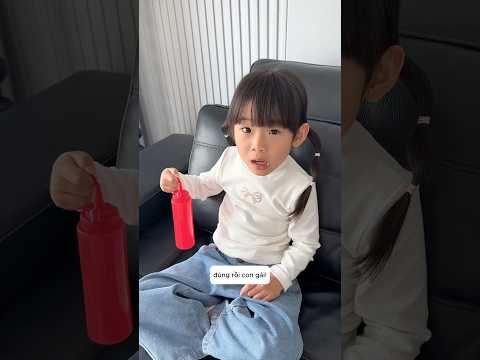 Cô bé xịt nước tương và người của bố thumbnail