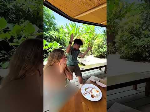 Una sorpresa de cumpleaños que nadie se esperaba en este restaurante #trending #surprise #shorts thumbnail